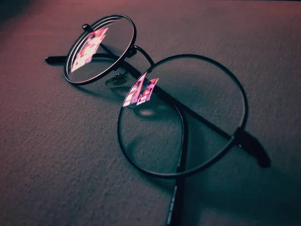 Brýle Jejich Reflexe Ležící Posteli — Stock fotografie