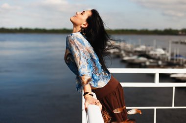 esmer kızla sahilde bir rüya yakalayıcı