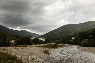 Bulutlu bir günde dağ nehri