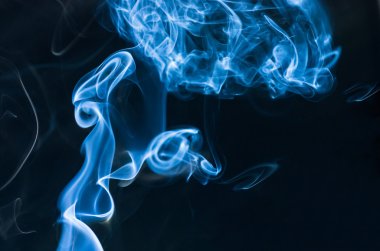 duman koyu arka plan üzerinde