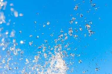 Mavi gökyüzü arka plan üzerinde Su Çeşmesi