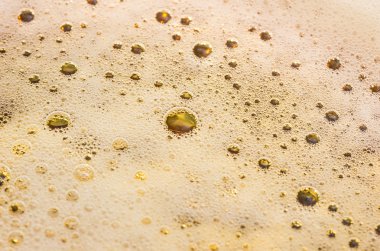 Bira üzerinde kabarcıklar