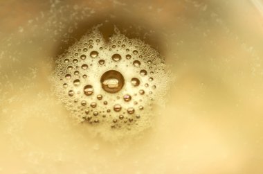 Bira üzerinde kabarcıklar