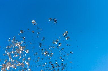 Mavi gökyüzü arka plan üzerinde Su Çeşmesi