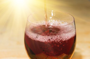 Bardakta kırmızı şarap.