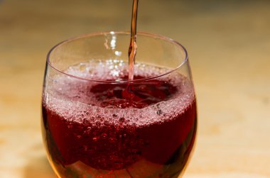 Bardakta kırmızı şarap.