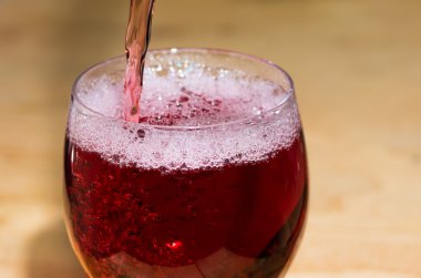 Bardakta kırmızı şarap.