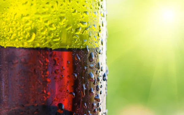 Gotas na garrafa de vinho tinto — Fotografia de Stock