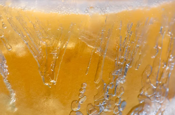 Donmuş bir bira kabarcıkları kapatın