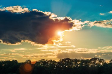 Ormanın üzerinde gün batımı