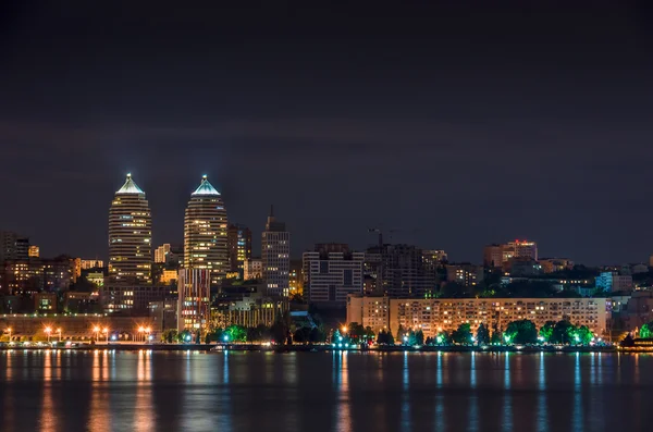 Muelle de la gran ciudad por la noche — Foto de Stock