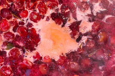 Kiraz reçeli pişirme