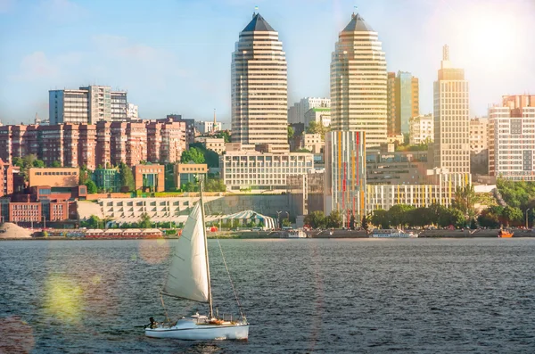 Quay of the big city summer day — Stock Photo, Image