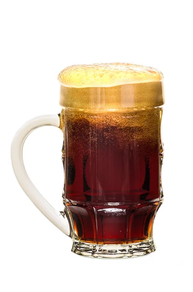 Vaso de cerveza fría sobre fondo blanco — Foto de Stock