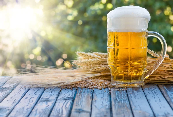 Öl, öron och majs korn på en gammal tabell — Stockfoto