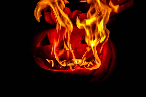 Cabeza de calabaza de halloween ardiente en la noche sobre fondo oscuro. Fondo festivo oscuro de Halloween. Enfoque suave — Foto de Stock