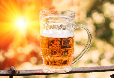 Hafif bira büyük bardakta, alkolle yakın plan.