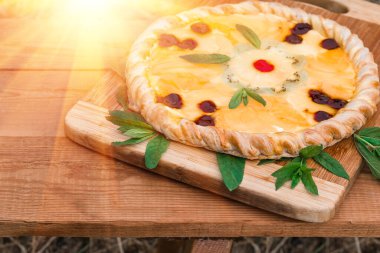 Ananas, portakal, kiraz, krema, jöle, kivi, beyaz arka planda ev yapımı izole edilmiş.