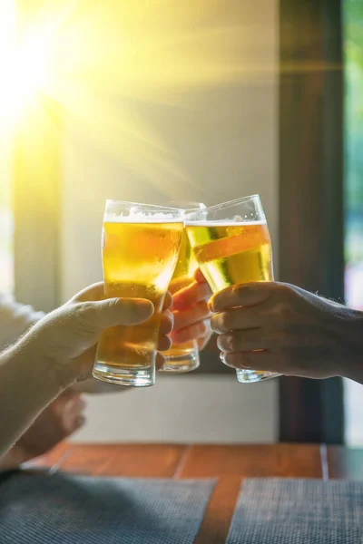 Copos cheios de cervejas de perto. As pessoas bebem cerveja. Amigos felizes bebendo cerveja e copos no bar ou pub Fotografia De Stock