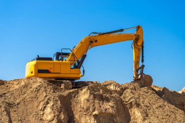 Bir kum havuzu ocağında endüstriyel kazı alanı kapanıyor. Sanayi, teknoloji, madencilik. Ağır endüstriyel makineler.