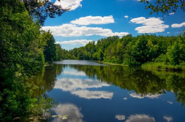 Güneşli bir gün sessiz Nehri üzerinde 