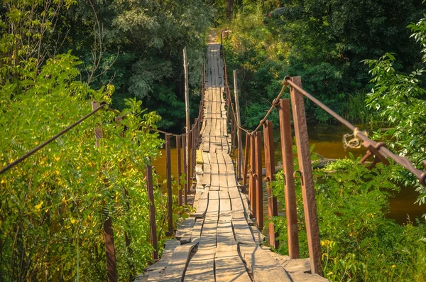 Puente Colgante Sobre Río Montaña Foto — Foto de Stock