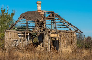 Yaz aylarında eski terk edilmiş bir evde kalıntıları