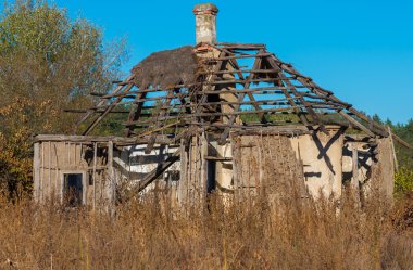 Yaz aylarında eski terk edilmiş bir evde kalıntıları