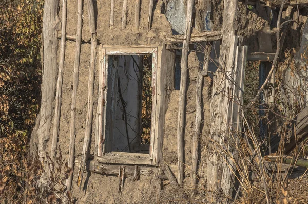 Yaz Eski Terk Edilmiş Evde Pencere — Stok fotoğraf