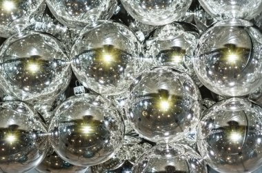 Beyaz bir arka plan üretiminde birçok Noel ağacı süslemeleri