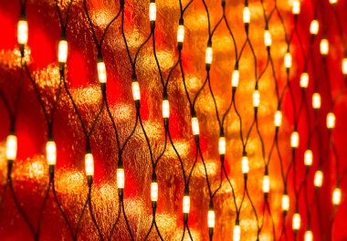 Noel ışıkları karanlık kırmızı duvar 