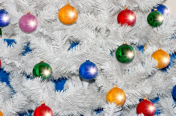 Beyaz arka plan üzerinde beyaz Noel ağacı — Stok fotoğraf