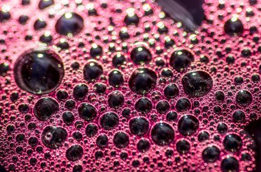 İyi üzümlerinden kırmızı şarap fermente 