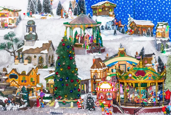 Escena de invierno con árbol de Navidad —  Fotos de Stock