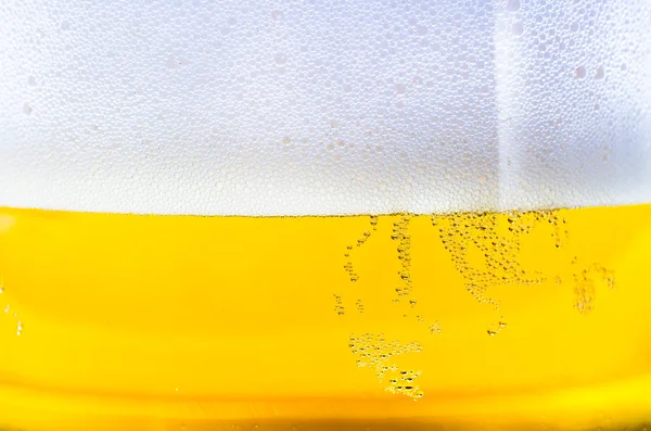 Cerveza en un fondo de cristal —  Fotos de Stock