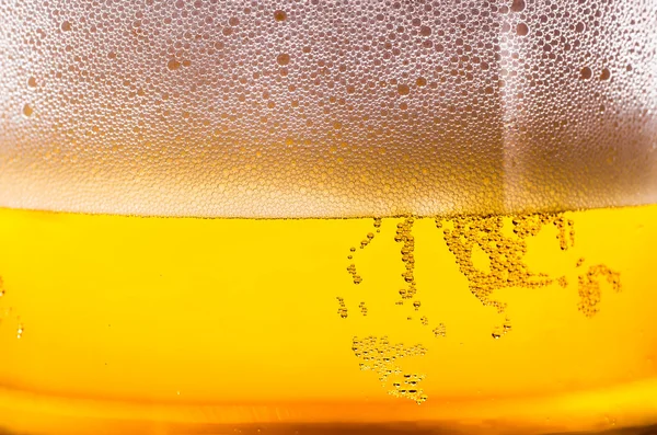ガラス背景でビール — ストック写真