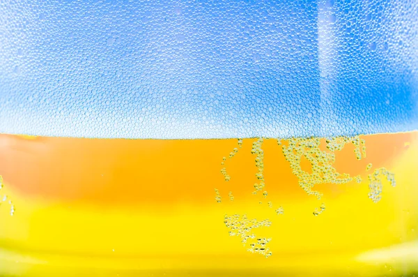 Пиво на стеклянном фоне — стоковое фото