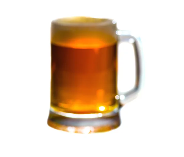 Vaso de desenfoque de cerveza con fondo blanco — Foto de Stock