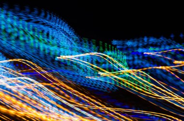 Siyah arkaplanda renkli noel ışıkları.