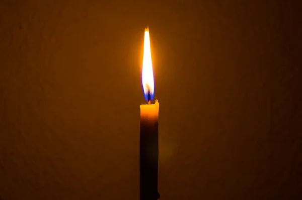 在黑暗中独自燃烧蜡烛 — 图库照片