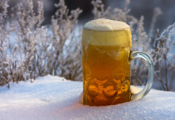 Cerveza en la nieve — Foto de Stock