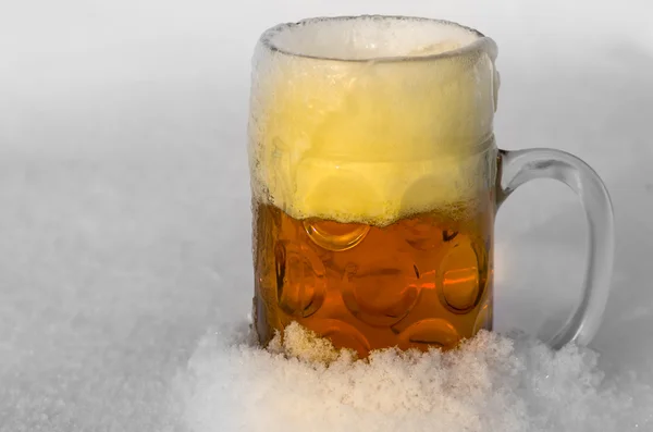 雪の中でビール — ストック写真