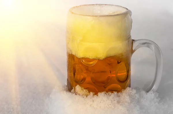 Cerveza en la nieve — Foto de Stock