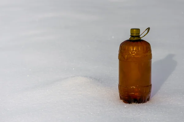 Butelki z tworzyw sztucznych w śniegu — Zdjęcie stockowe