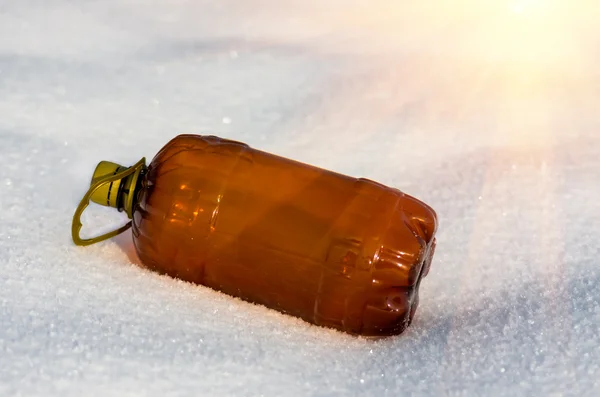 Plastikflasche im Schnee — Stockfoto