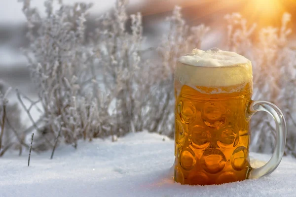 Cerveza en la nieve — Foto de Stock