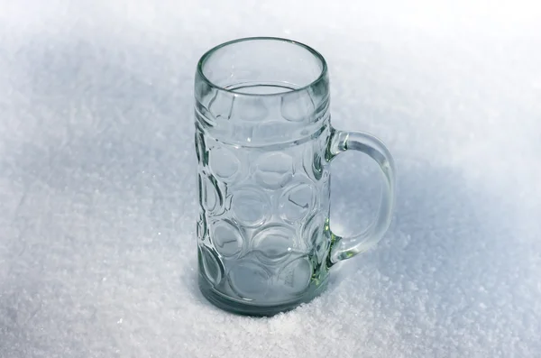 Caneca de vidro na neve — Fotografia de Stock