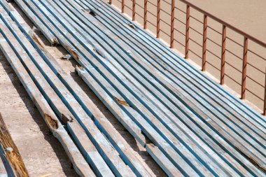 Kırık mavi banklar satırlık.