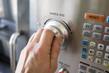 Adam kontrol paneli Cnc makine ile çalışır