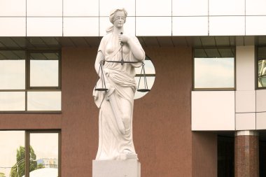 Heykel Bayan Adalet Mahkemesi Binası yakınındaki